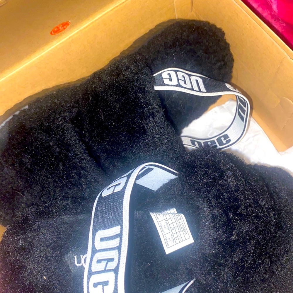 BLACK OH FLUFFITA UGG PLATFORM SLIPPERS